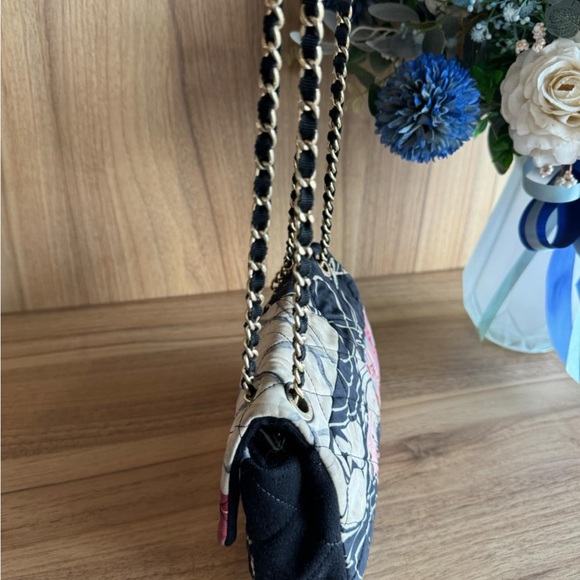 CHANEL Black and Cream Quilted Shoulder Bag with Chain Strap - Picture 8 of 16
